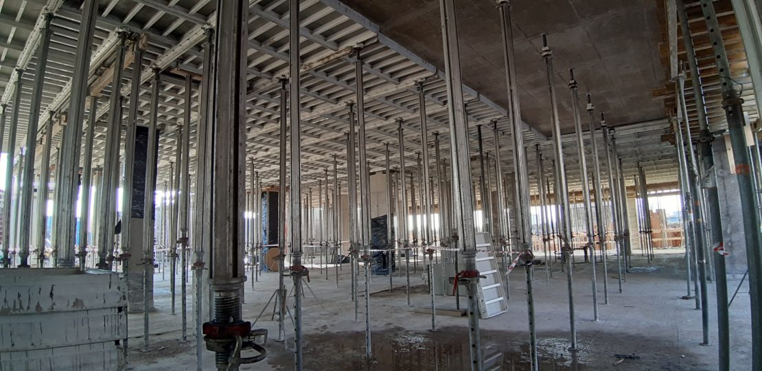 Budowa hotelu Q Hotel - podpory stropowe