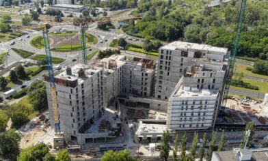 szalunki palisander podczas budowy warta towers